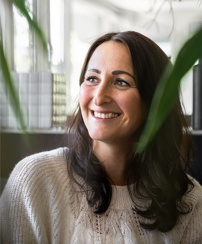 Porträt von Kerstin Stroh, Projektleiterin visuelle Kommunikation bei Schmucki Agentur für Kommunikation AG